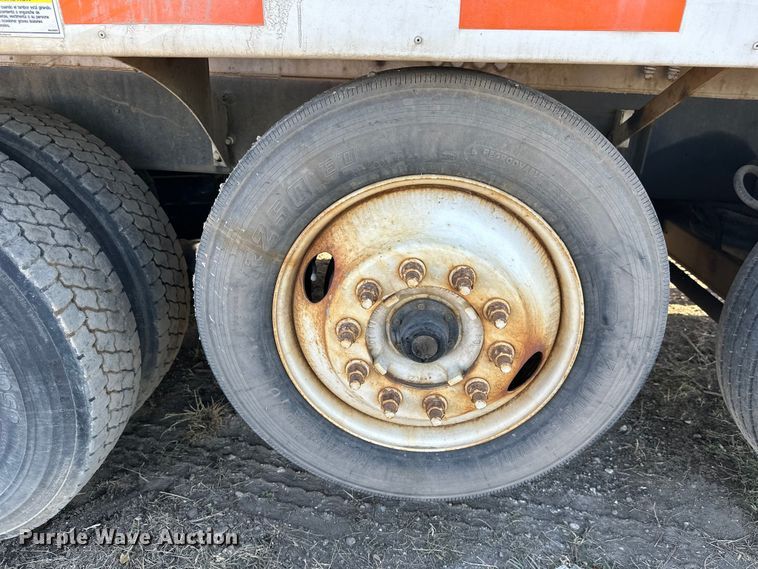 image for item DW4353 2005 International 5500i ready mix truck