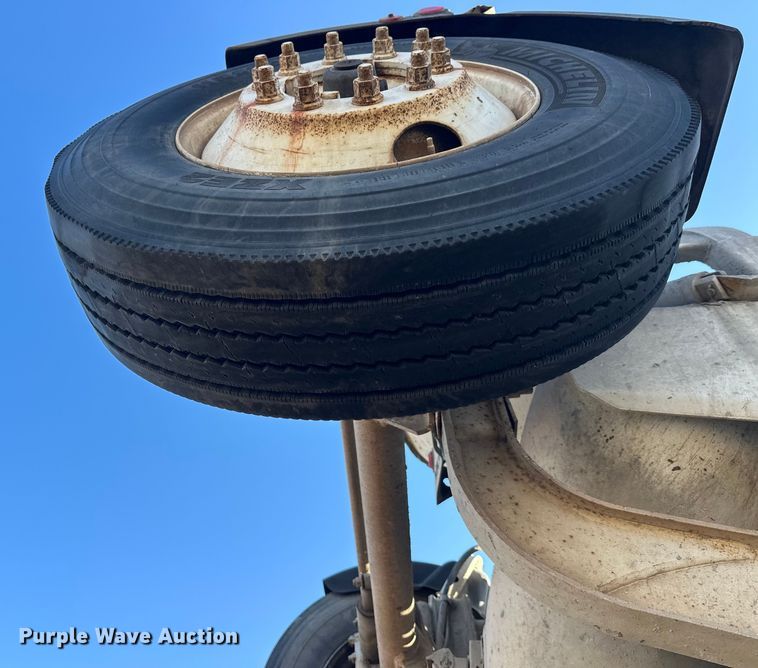 image for item DW4353 2005 International 5500i ready mix truck