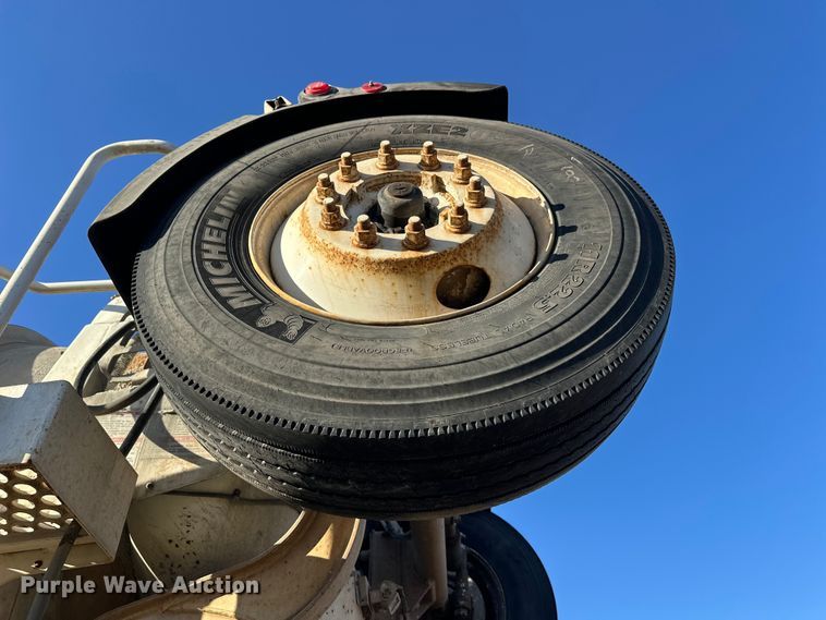 image for item DW4353 2005 International 5500i ready mix truck