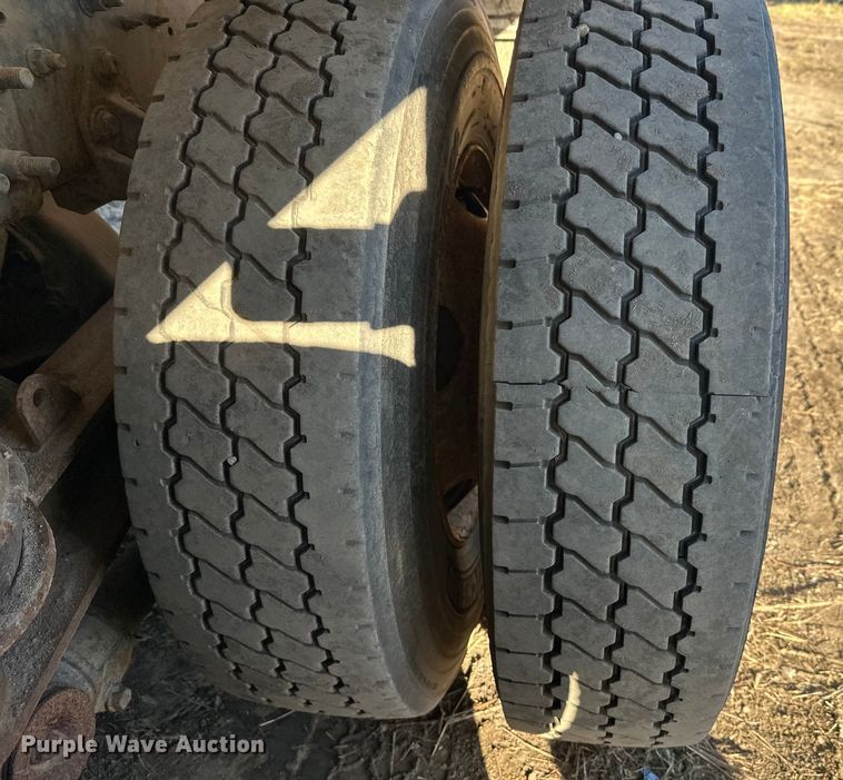 image for item DW4353 2005 International 5500i ready mix truck