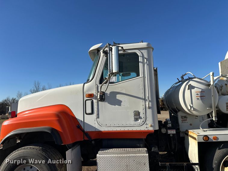 image for item DW4355 2006 International 5500i ready mix truck