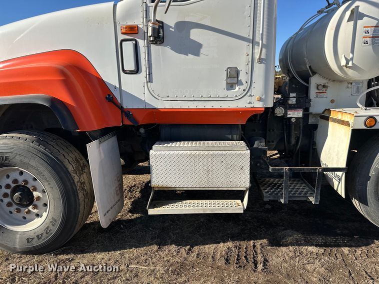 image for item DW4355 2006 International 5500i ready mix truck