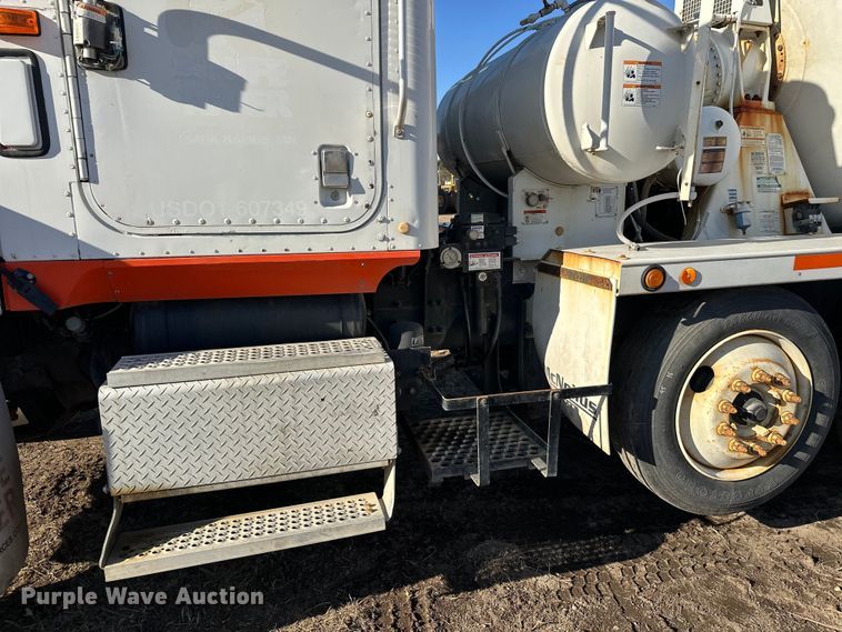 image for item DW4355 2006 International 5500i ready mix truck