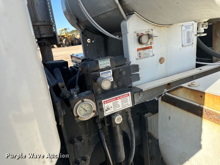 image for item DW4355 2006 International 5500i ready mix truck