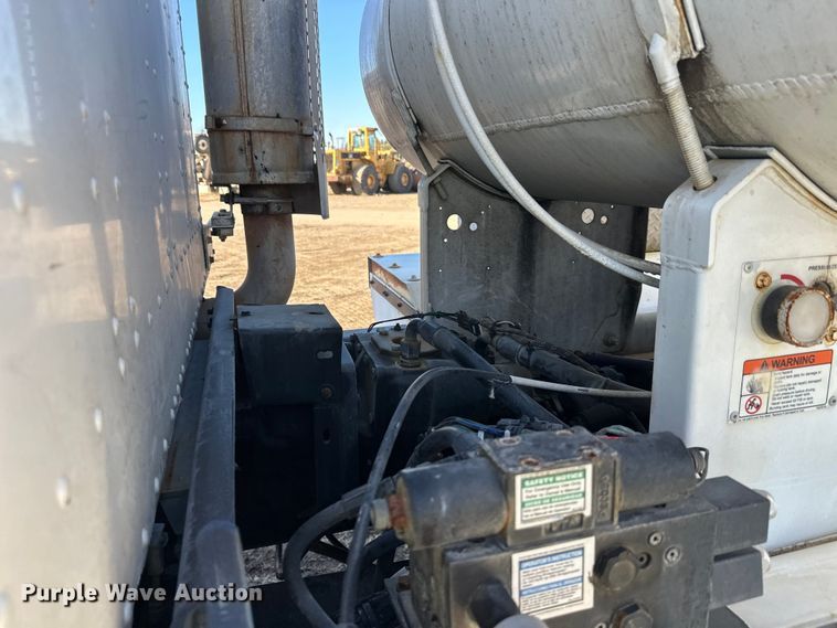 image for item DW4355 2006 International 5500i ready mix truck