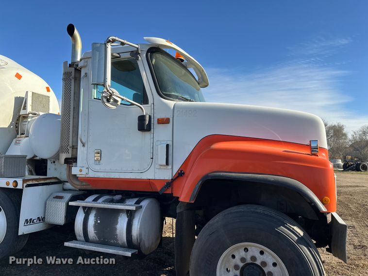 image for item DW4355 2006 International 5500i ready mix truck