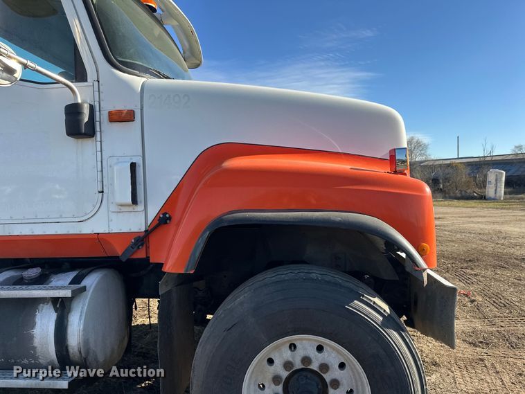 image for item DW4355 2006 International 5500i ready mix truck