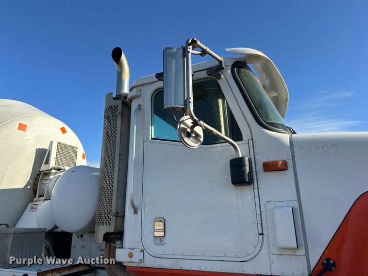 image for item DW4355 2006 International 5500i ready mix truck