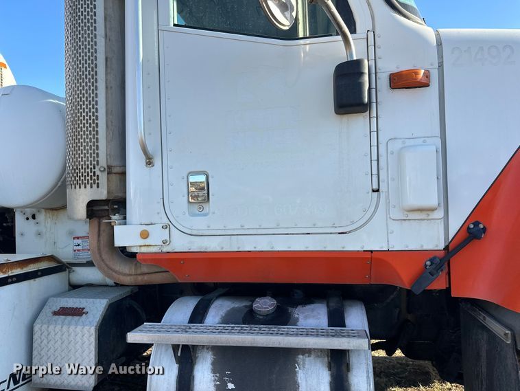 image for item DW4355 2006 International 5500i ready mix truck