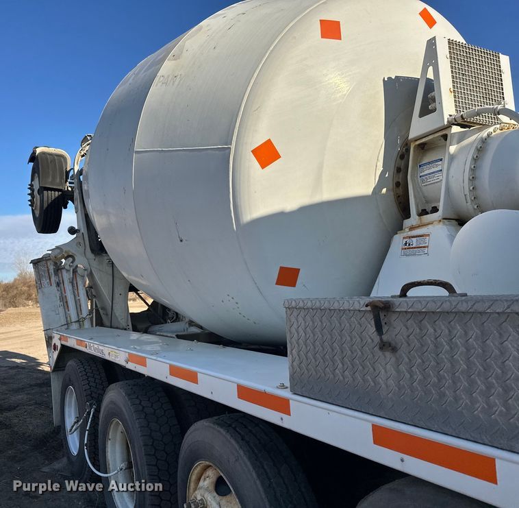 image for item DW4355 2006 International 5500i ready mix truck