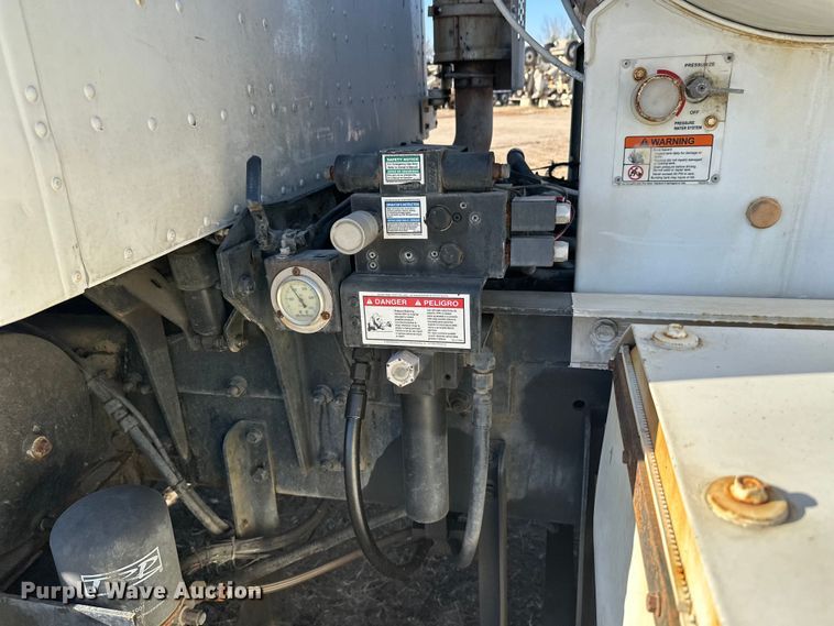 image for item DW4355 2006 International 5500i ready mix truck