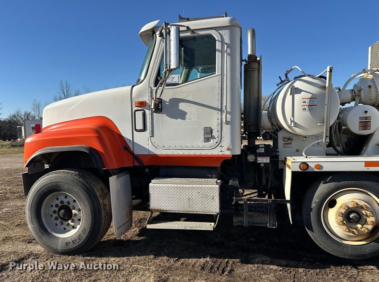 image for item DW4355 2006 International 5500i ready mix truck