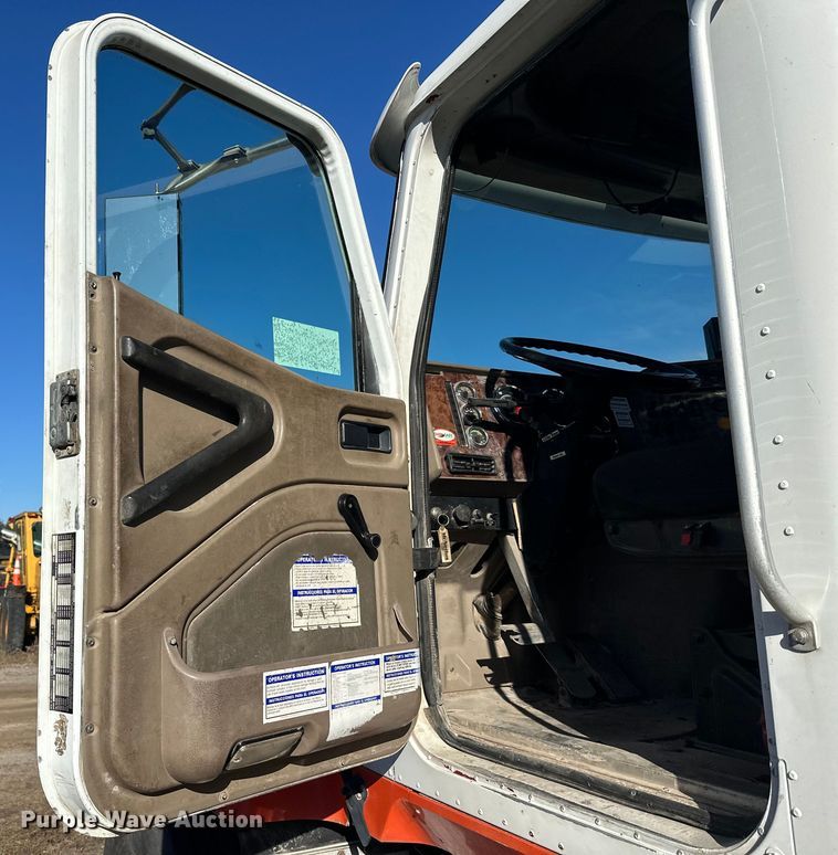 image for item DW4355 2006 International 5500i ready mix truck