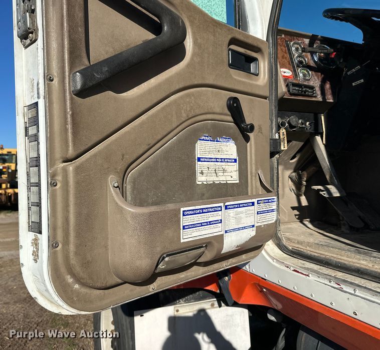 image for item DW4355 2006 International 5500i ready mix truck