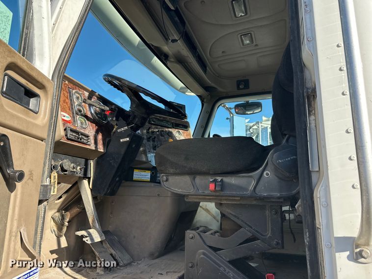 image for item DW4355 2006 International 5500i ready mix truck