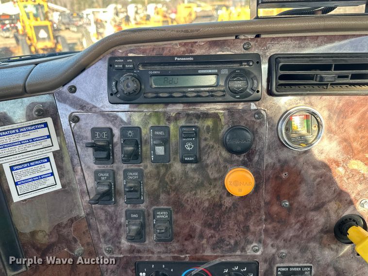 image for item DW4355 2006 International 5500i ready mix truck