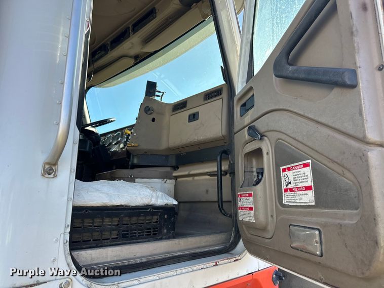 image for item DW4355 2006 International 5500i ready mix truck