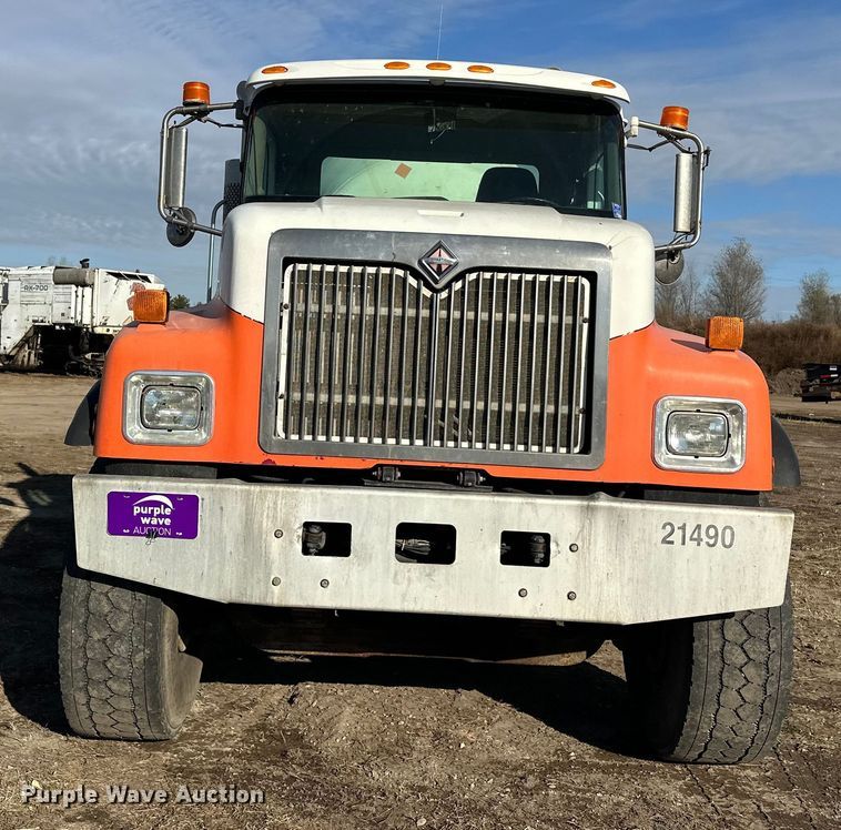 image for item DW4356 2005 International 5500i ready mix truck
