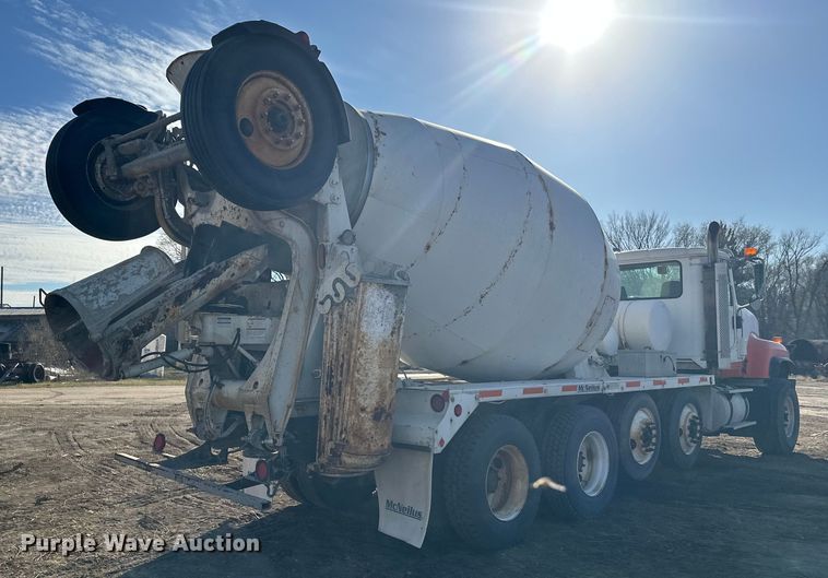 image for item DW4356 2005 International 5500i ready mix truck