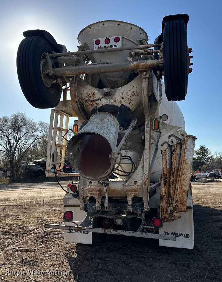 image for item DW4356 2005 International 5500i ready mix truck