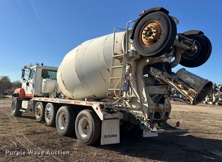 image for item DW4356 2005 International 5500i ready mix truck