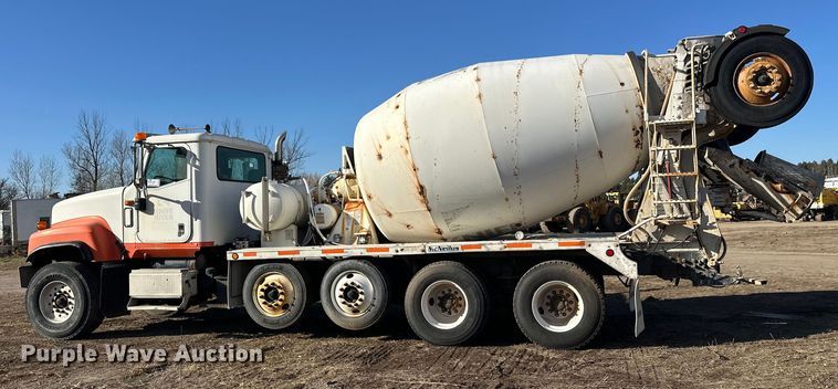 image for item DW4356 2005 International 5500i ready mix truck
