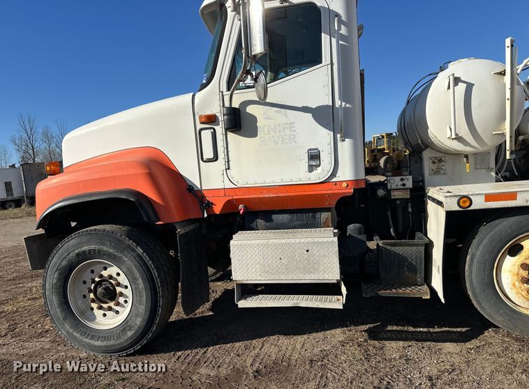 image for item DW4356 2005 International 5500i ready mix truck