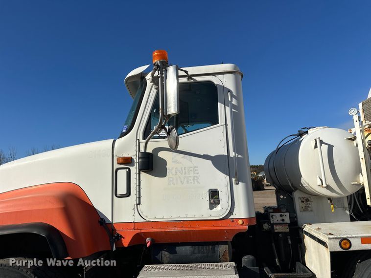 image for item DW4356 2005 International 5500i ready mix truck