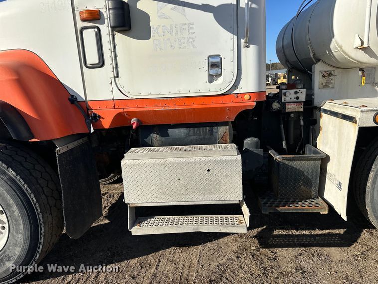 image for item DW4356 2005 International 5500i ready mix truck