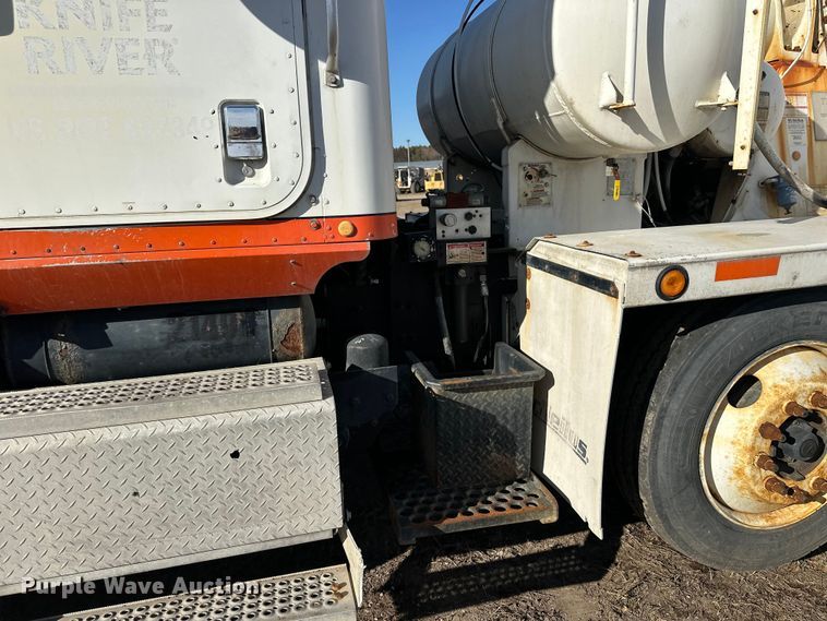 image for item DW4356 2005 International 5500i ready mix truck