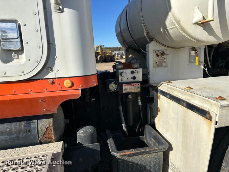 image for item DW4356 2005 International 5500i ready mix truck