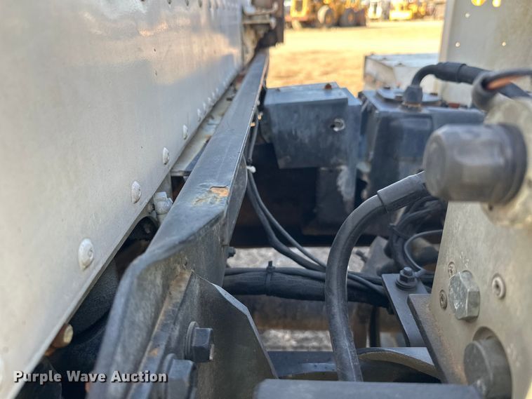 image for item DW4356 2005 International 5500i ready mix truck