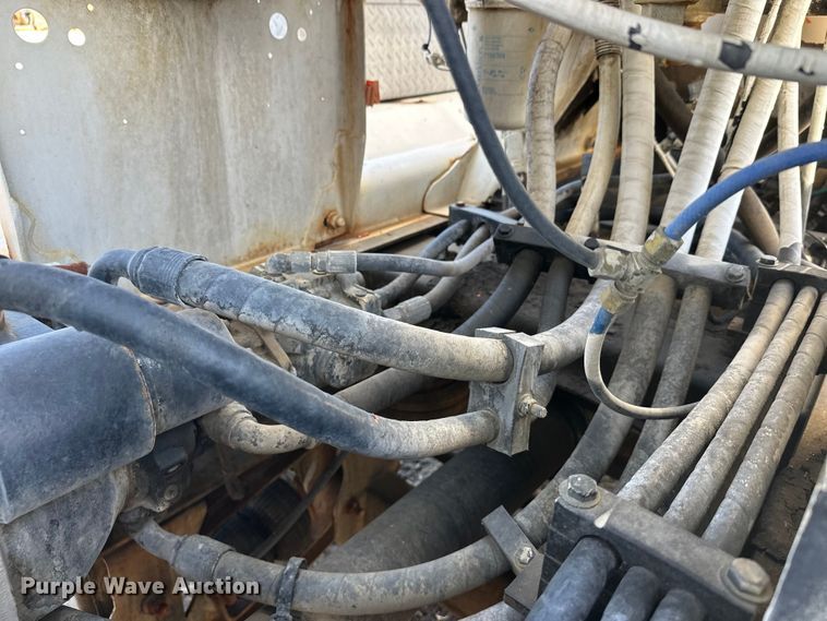 image for item DW4356 2005 International 5500i ready mix truck