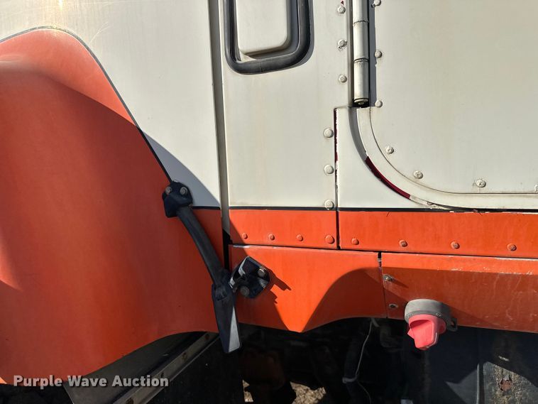 image for item DW4356 2005 International 5500i ready mix truck