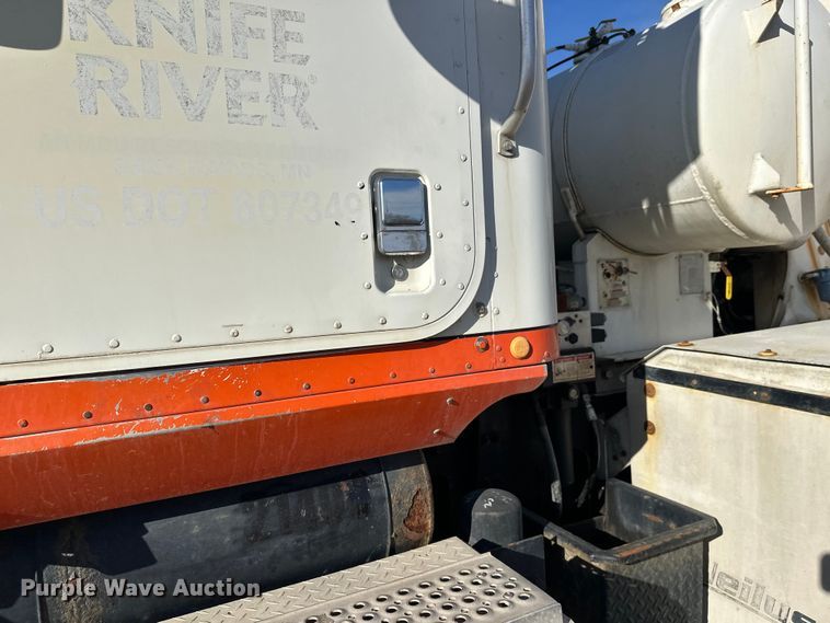 image for item DW4356 2005 International 5500i ready mix truck