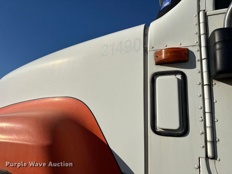 image for item DW4356 2005 International 5500i ready mix truck