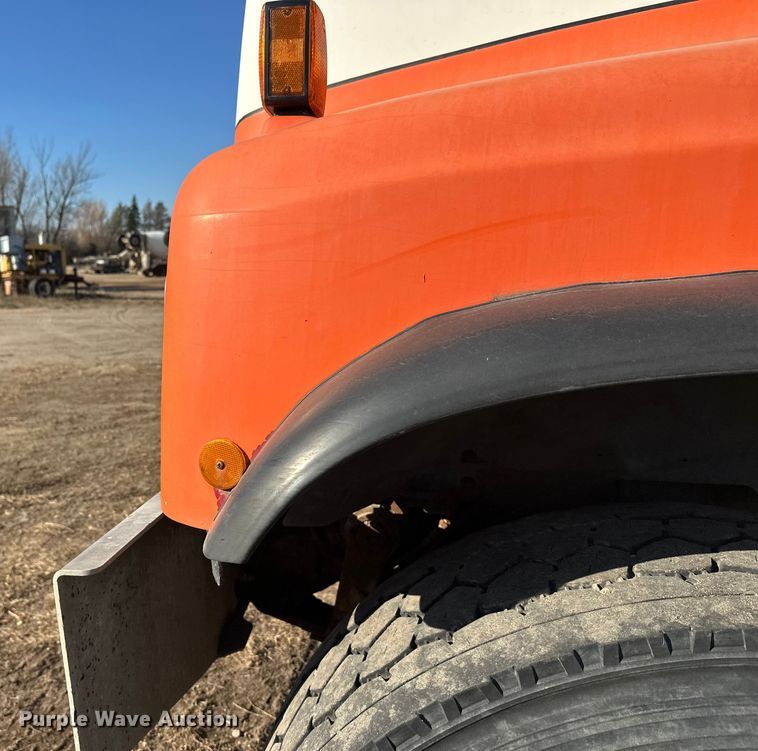 image for item DW4356 2005 International 5500i ready mix truck