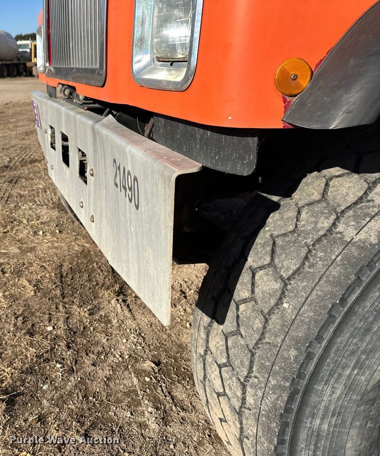 image for item DW4356 2005 International 5500i ready mix truck