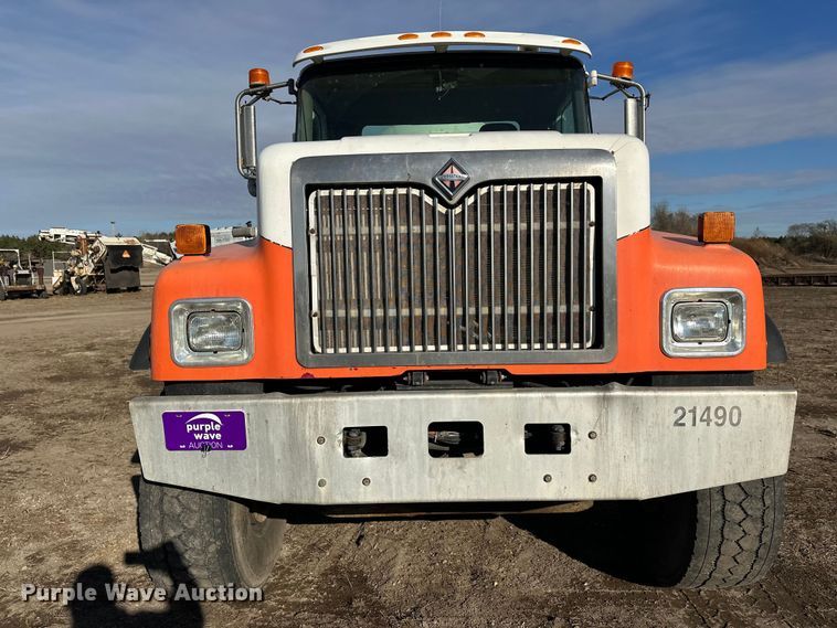 image for item DW4356 2005 International 5500i ready mix truck