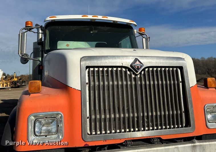 image for item DW4356 2005 International 5500i ready mix truck