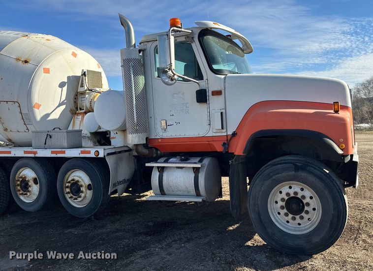 image for item DW4356 2005 International 5500i ready mix truck