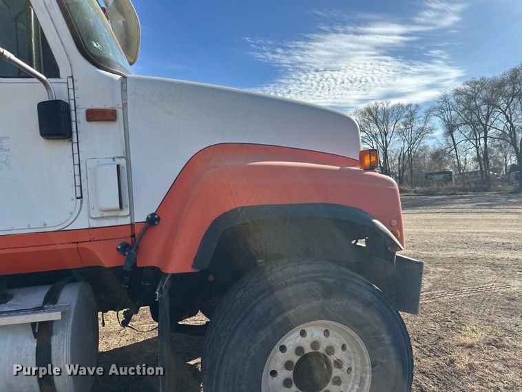 image for item DW4356 2005 International 5500i ready mix truck