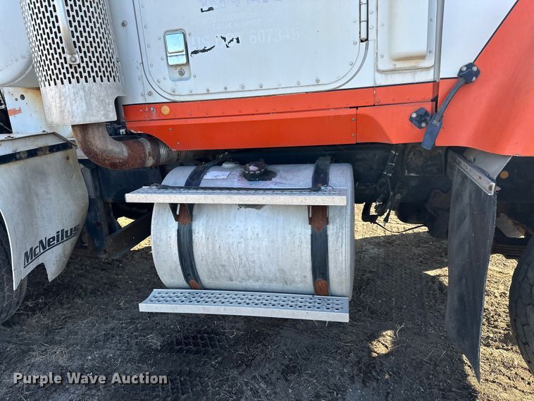 image for item DW4356 2005 International 5500i ready mix truck