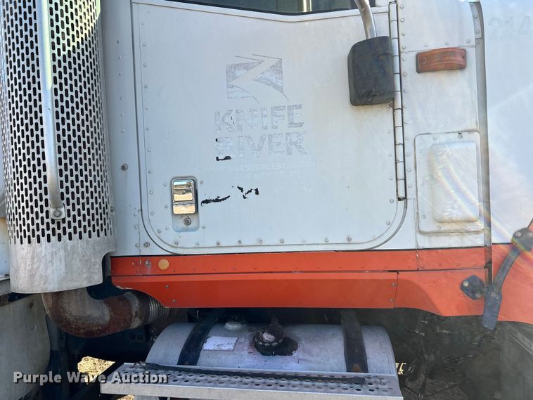 image for item DW4356 2005 International 5500i ready mix truck