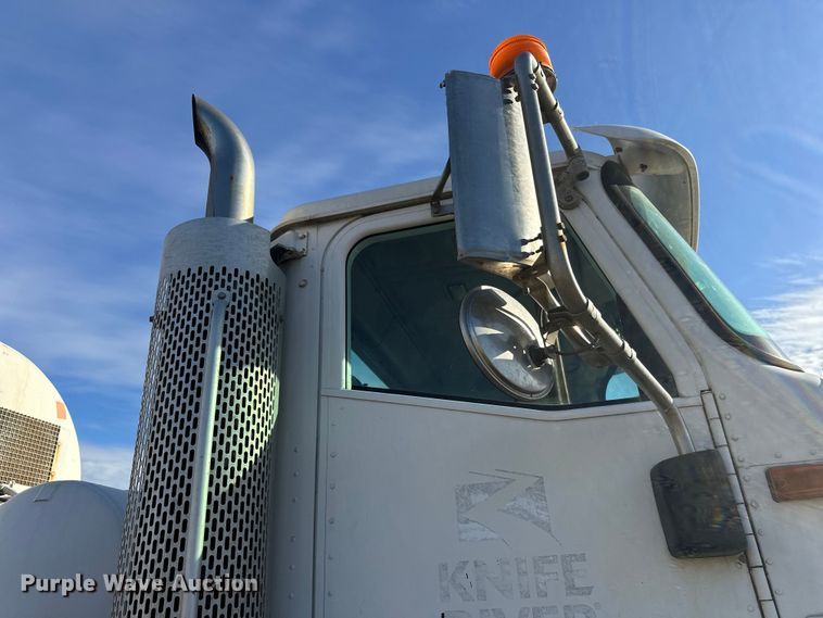 image for item DW4356 2005 International 5500i ready mix truck