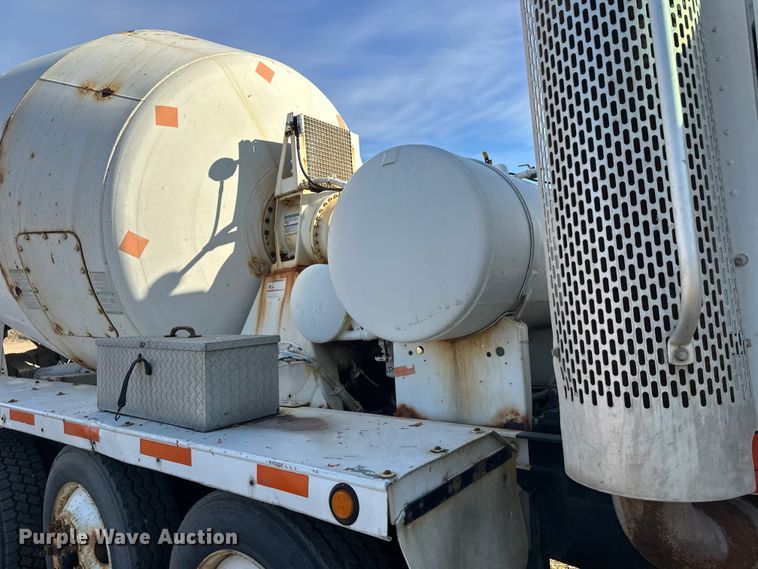image for item DW4356 2005 International 5500i ready mix truck