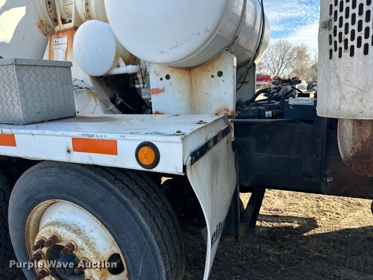 image for item DW4356 2005 International 5500i ready mix truck