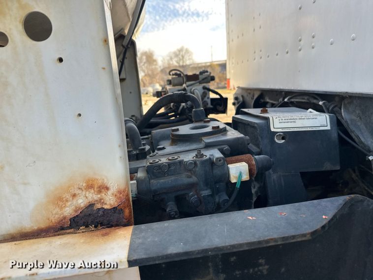 image for item DW4356 2005 International 5500i ready mix truck