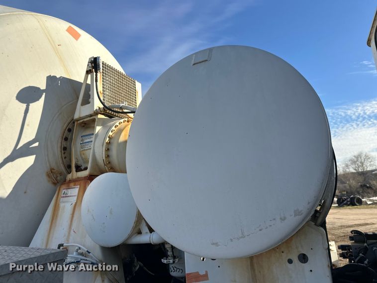image for item DW4356 2005 International 5500i ready mix truck