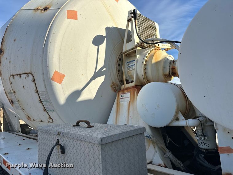 image for item DW4356 2005 International 5500i ready mix truck